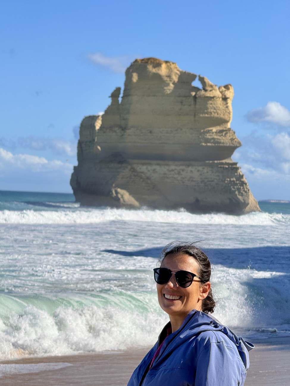Patricia ante los farallones y el oleaje de la Great Ocean Road, en Australia