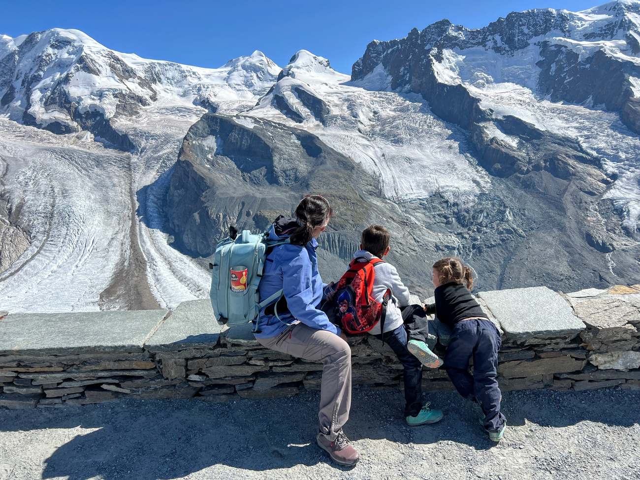 Una madre y sus peques contemplan el glaciar del Gornergrat, en Zermatt, Suiza