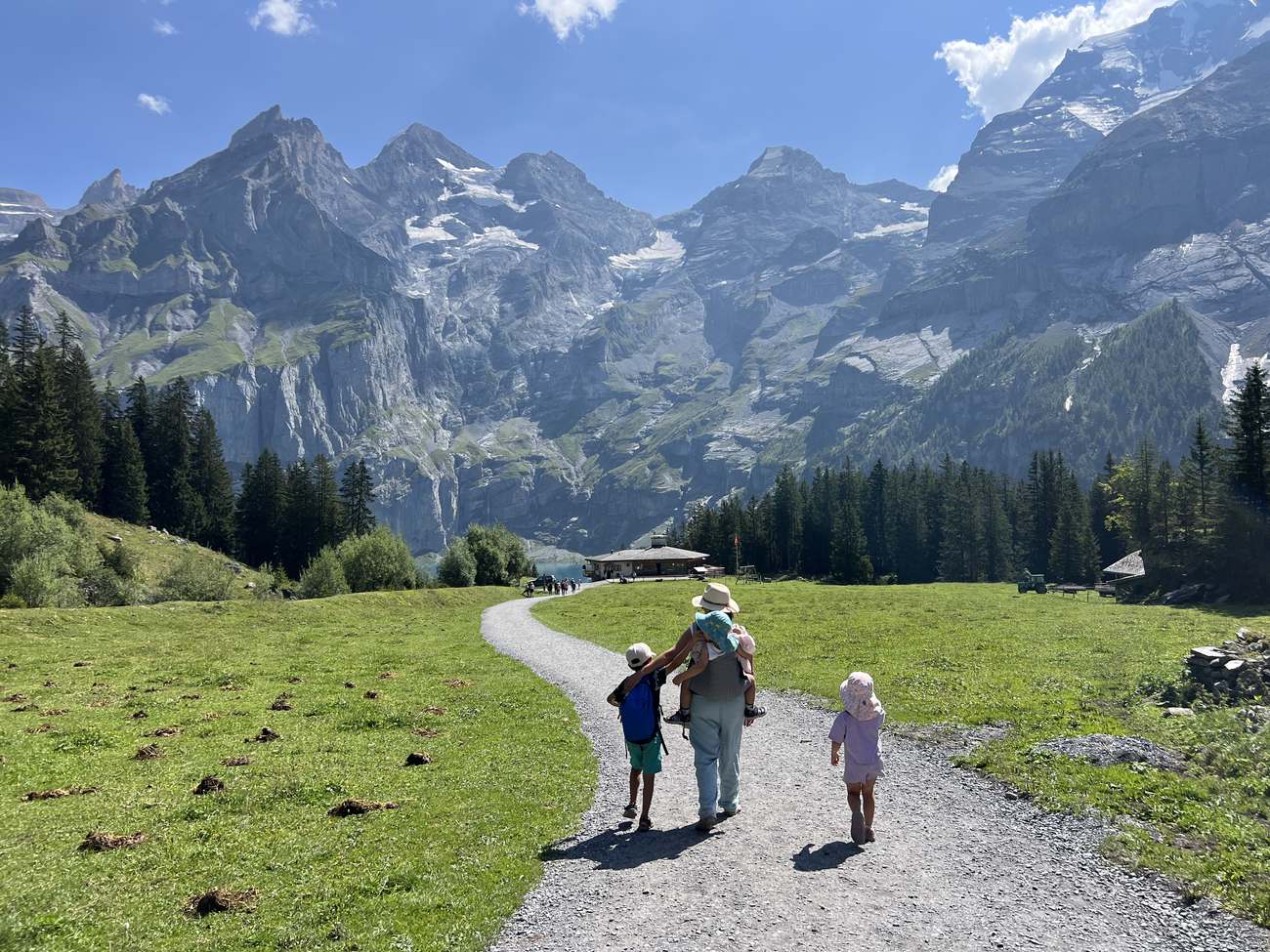 Familia ante el lago Oeschinensee, en los Alpes suizos