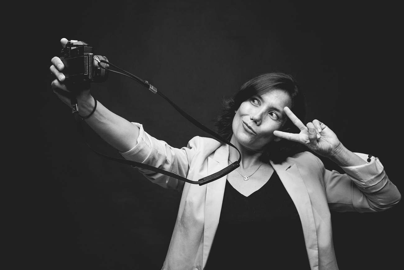 Retrato de Patricia Velasco en estudio, blanco y negro
