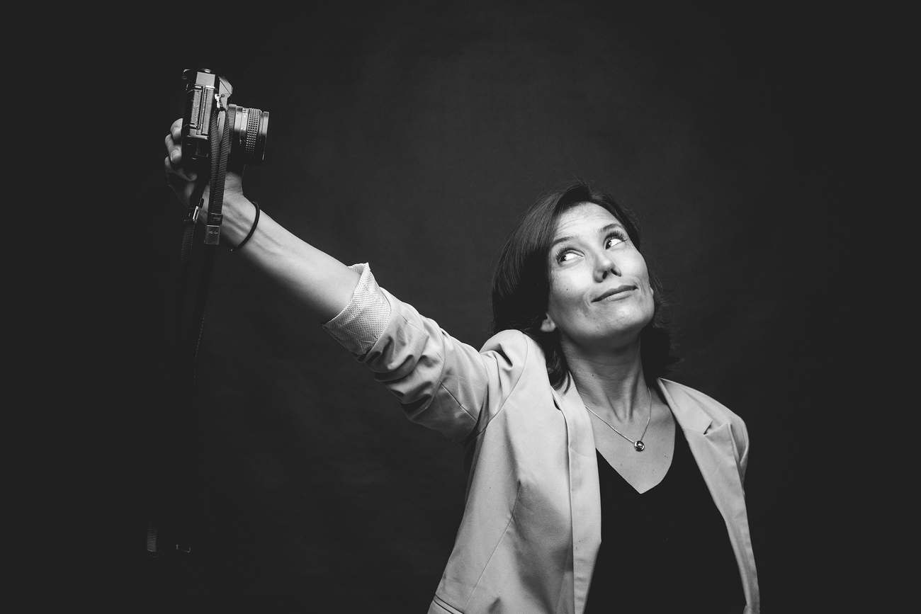 Retrato de Patricia Velasco sosteniendo su cámara analógica