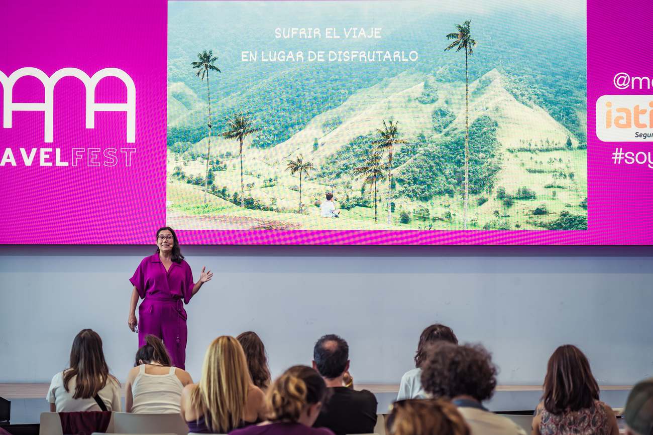 Patricia dando una charla en el escenario del Mama Travel Fest, con el público de espaldas