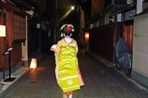 Maiko de noche en Gion Kyoto