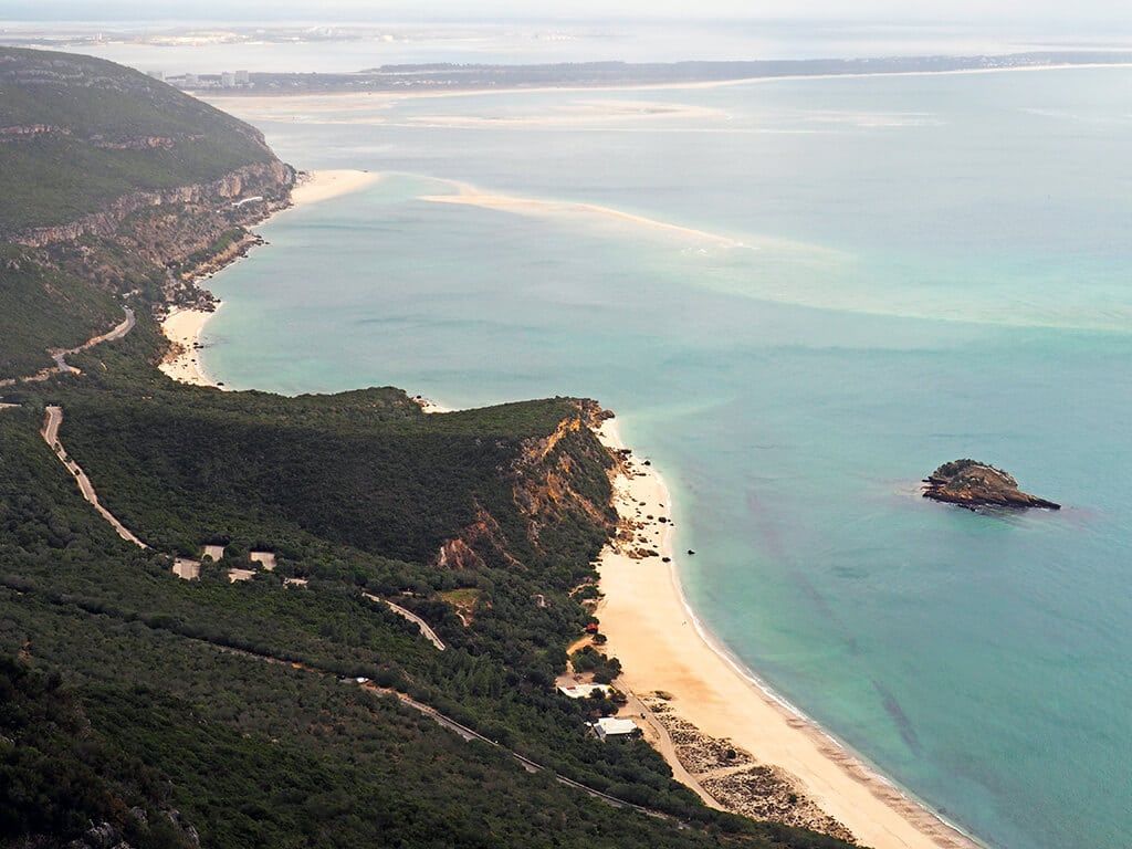 costa Setúbal frente estuario del sado, en Portugal