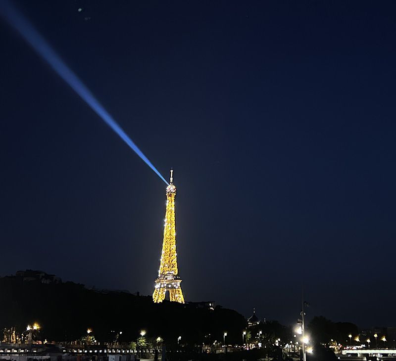 La torre Eiffel brillando de noche
