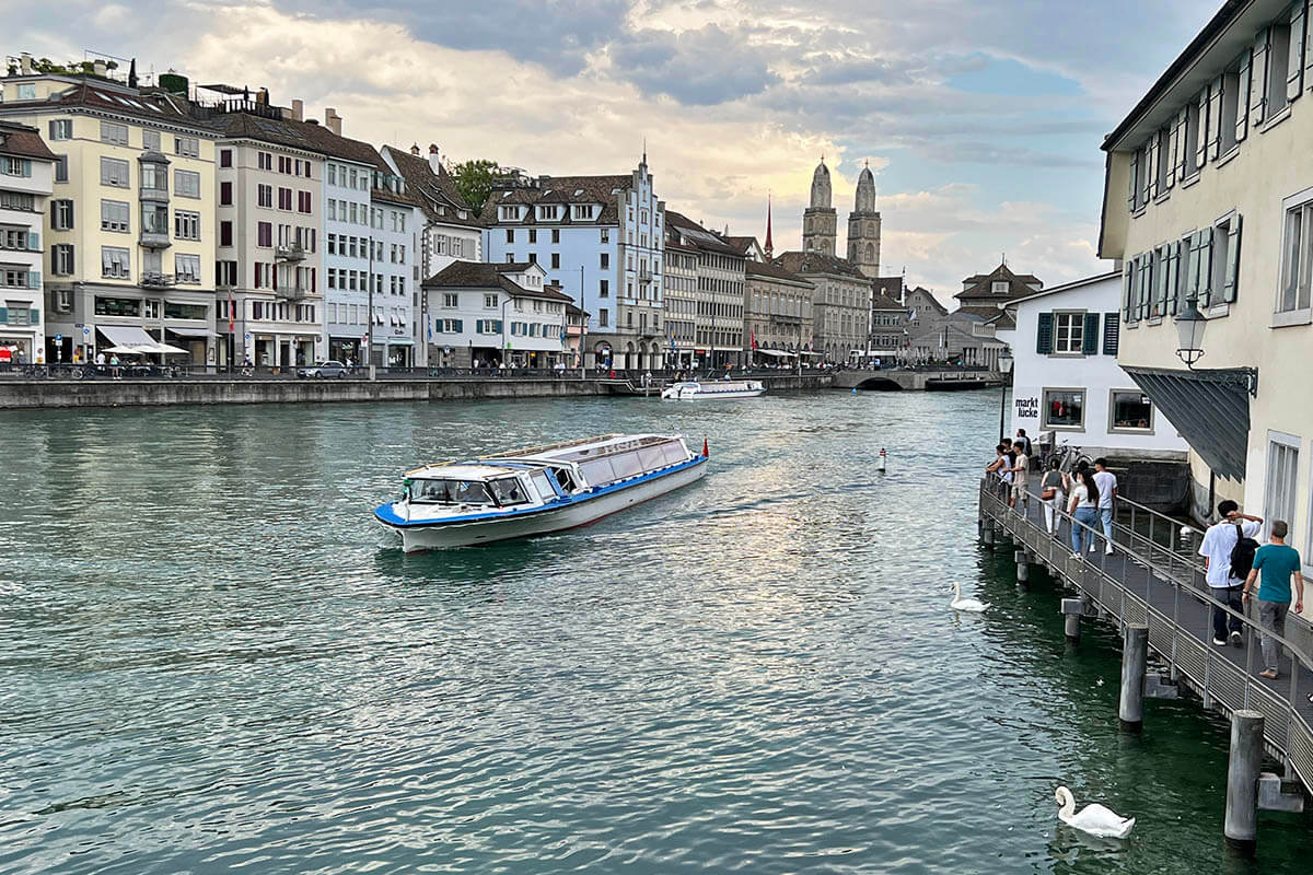 Grossmünster al fondo con el río Limmat es una de las estampas más famosas que ver en Zurich