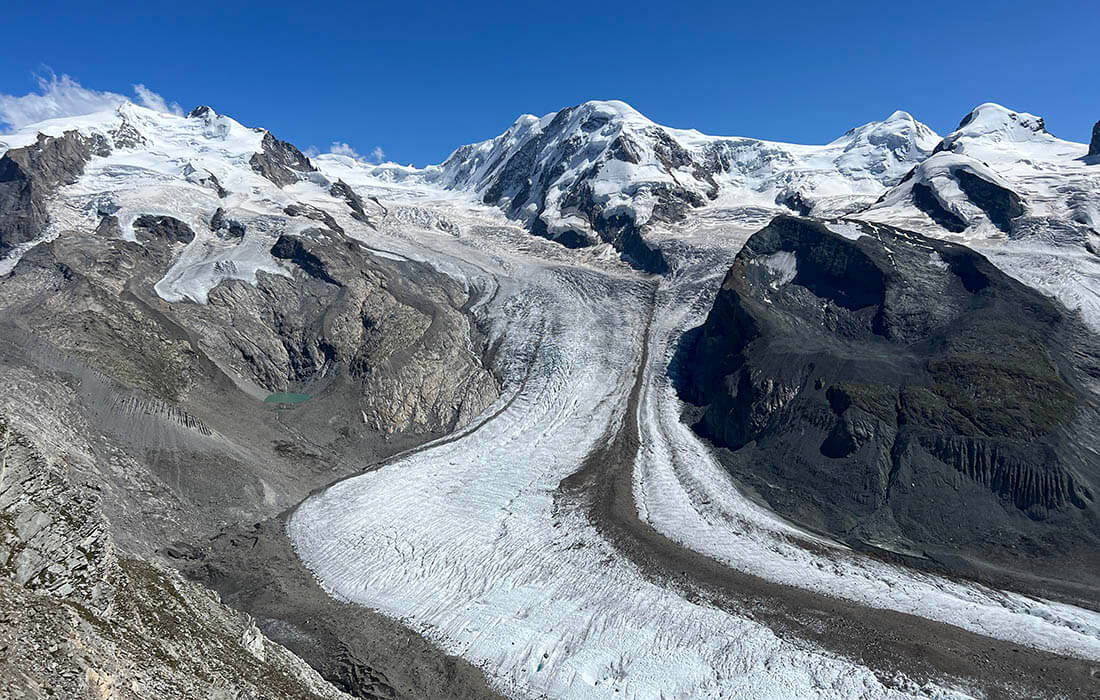 Glaciar rodeado de montañas nevadas en Suiza