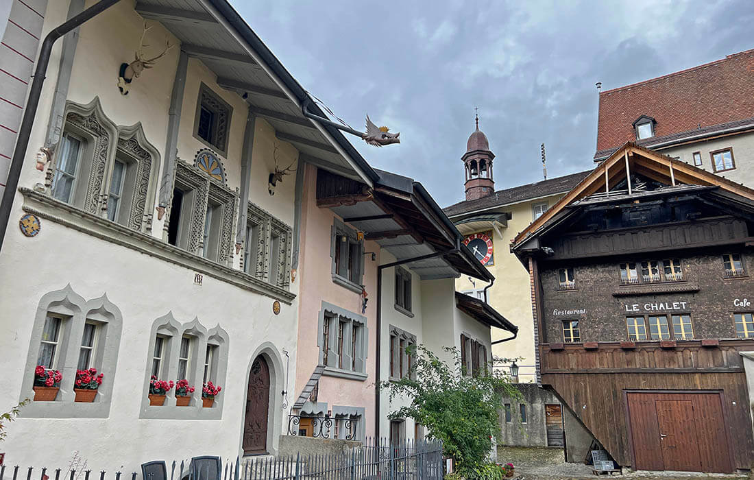 fachadas con el restuarante Le Chalet du Gruyères al fondo