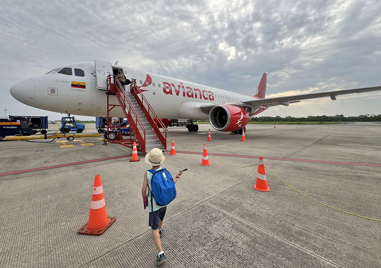 el avión es un medio para moverse en colombia con niños