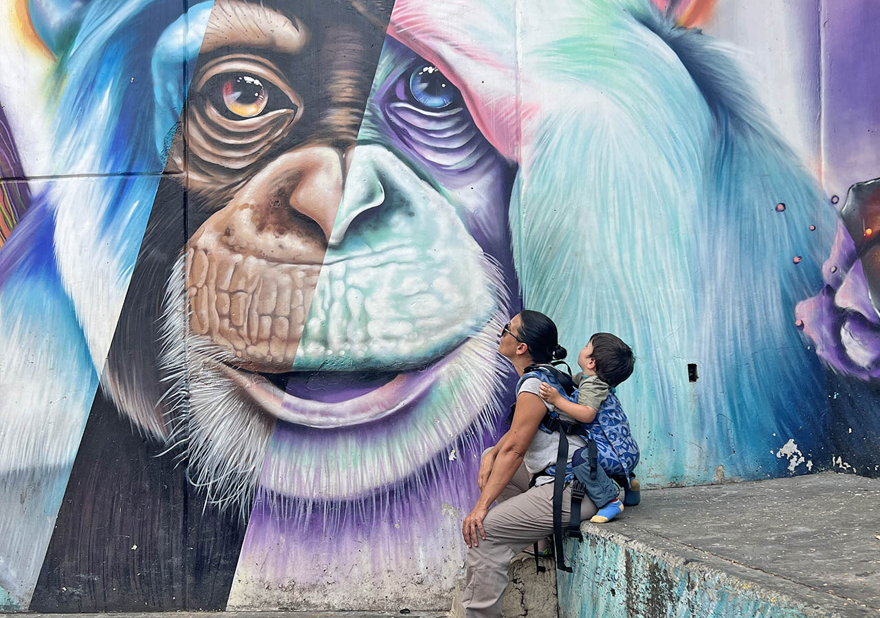 en la comuna 13 de Medellín con un bebé en Colombia