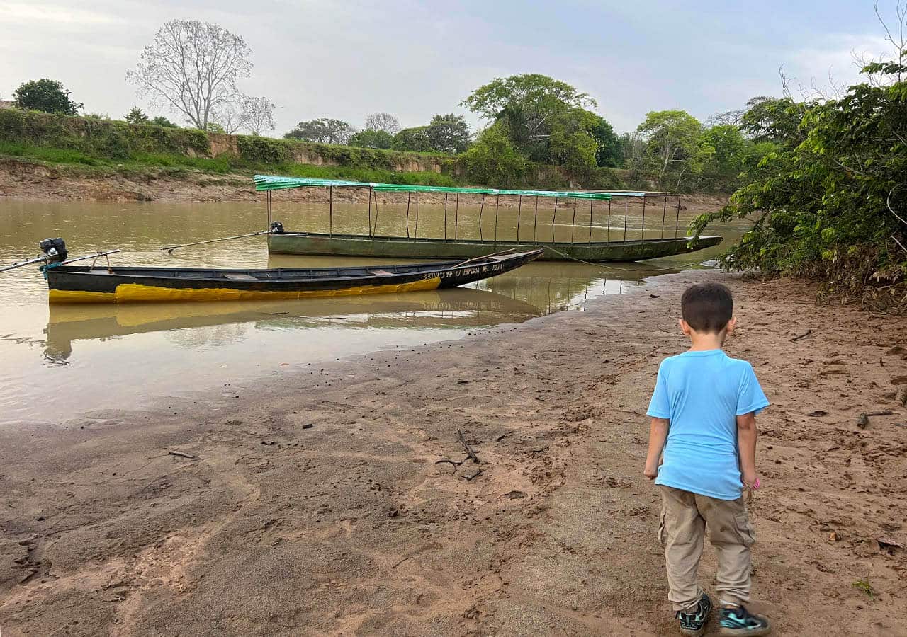 Un niño junto al río Ariporo en Colombia