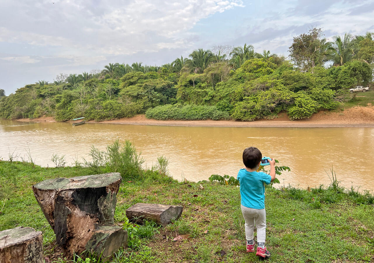 Un niño pequeño en el río Ariporo en Los Llanos Colombia