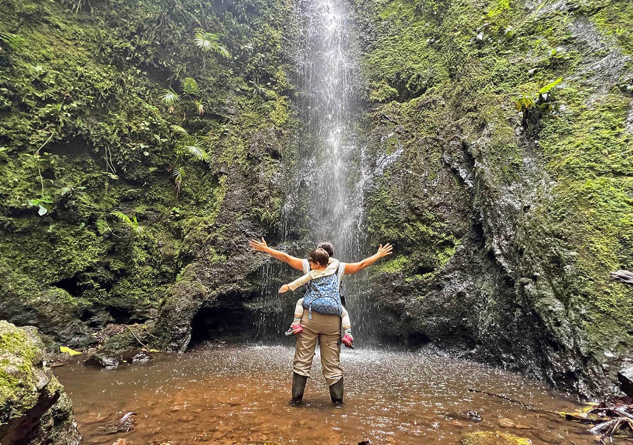 Con un bebé en la reserva barbas bremen en Colombia