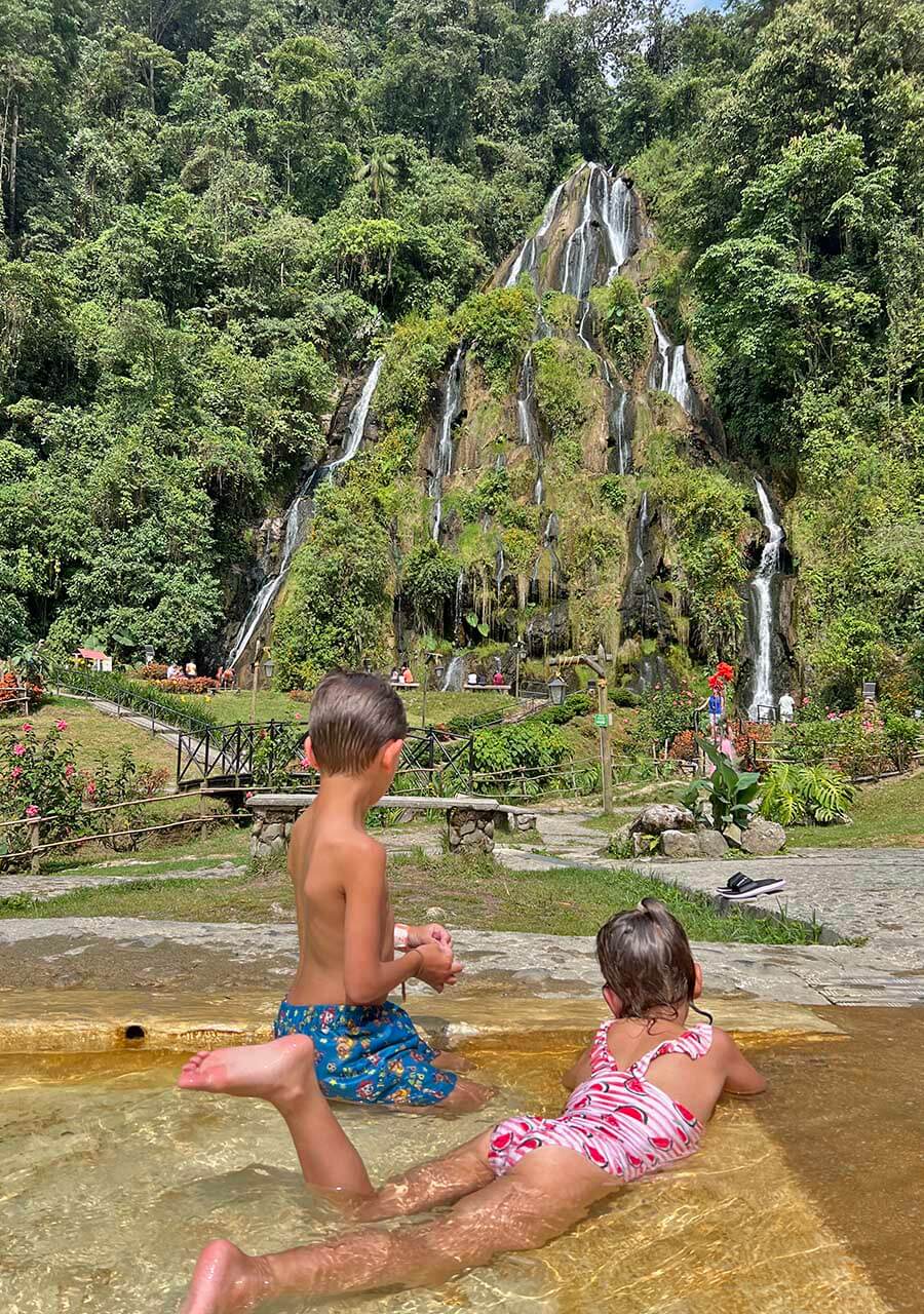 dos niños en el balneario de Santa Rosa de Cabal en Colombia