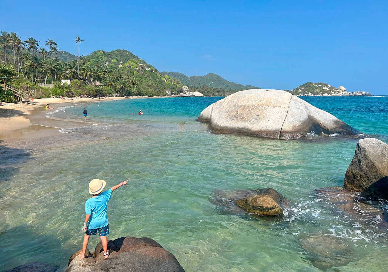 Un niños en playa Piscina en el Parque Natural de Tayrona, Colombia