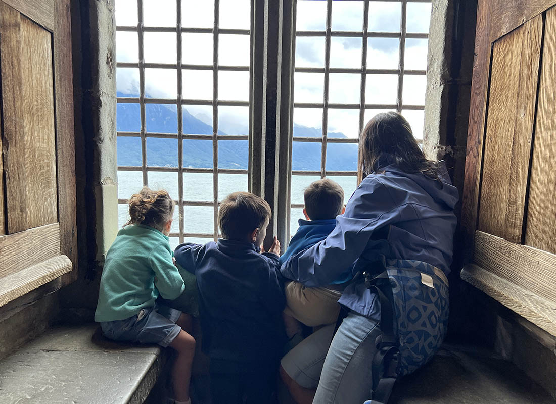 madre con tren niños visitando el castillo de Chillon en Suiza