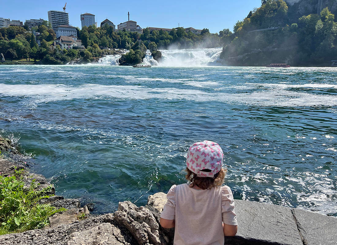 una niña en Suiza mirando las cataratas del Rhin