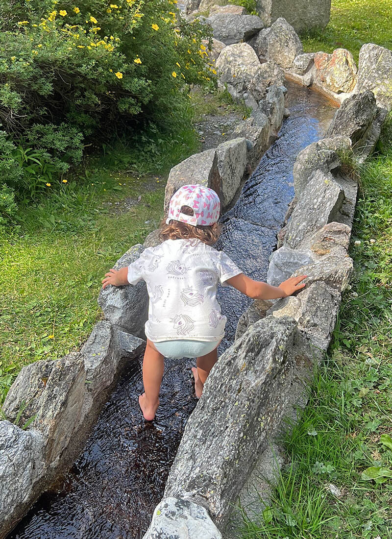 una niña en Suiza en un circuito de kneipp