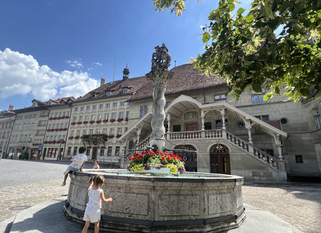 dos niños en una fuente de Friburgo en Suiza