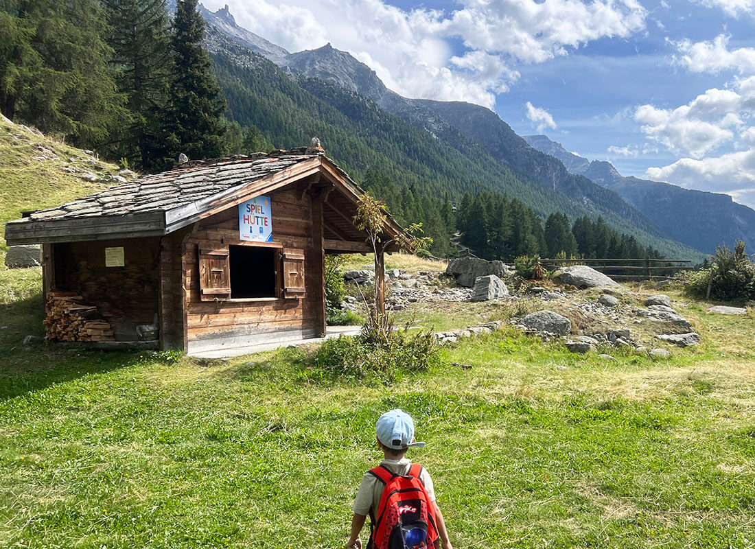 cabaña en Grachen que forma parte de una ruta de senderismo para niños en Suiza