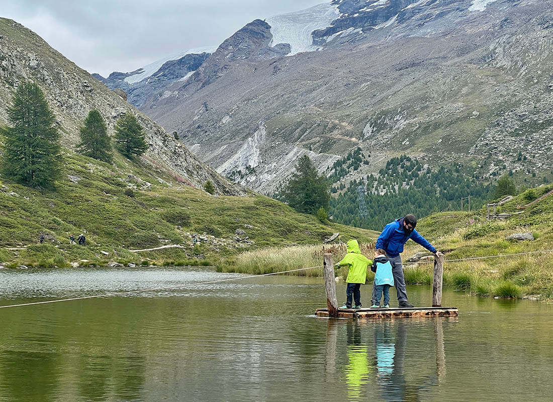 plataforma para cluzar el lago Leisee con niños en Zermatt Suiza