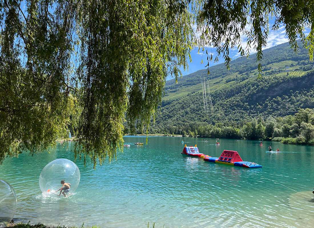 que hacer en Suiza con niños: bañarse en lagos