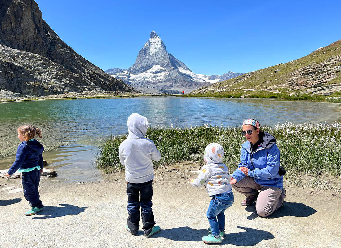 una madre con tres niños frente al Matterhorn en Suiza