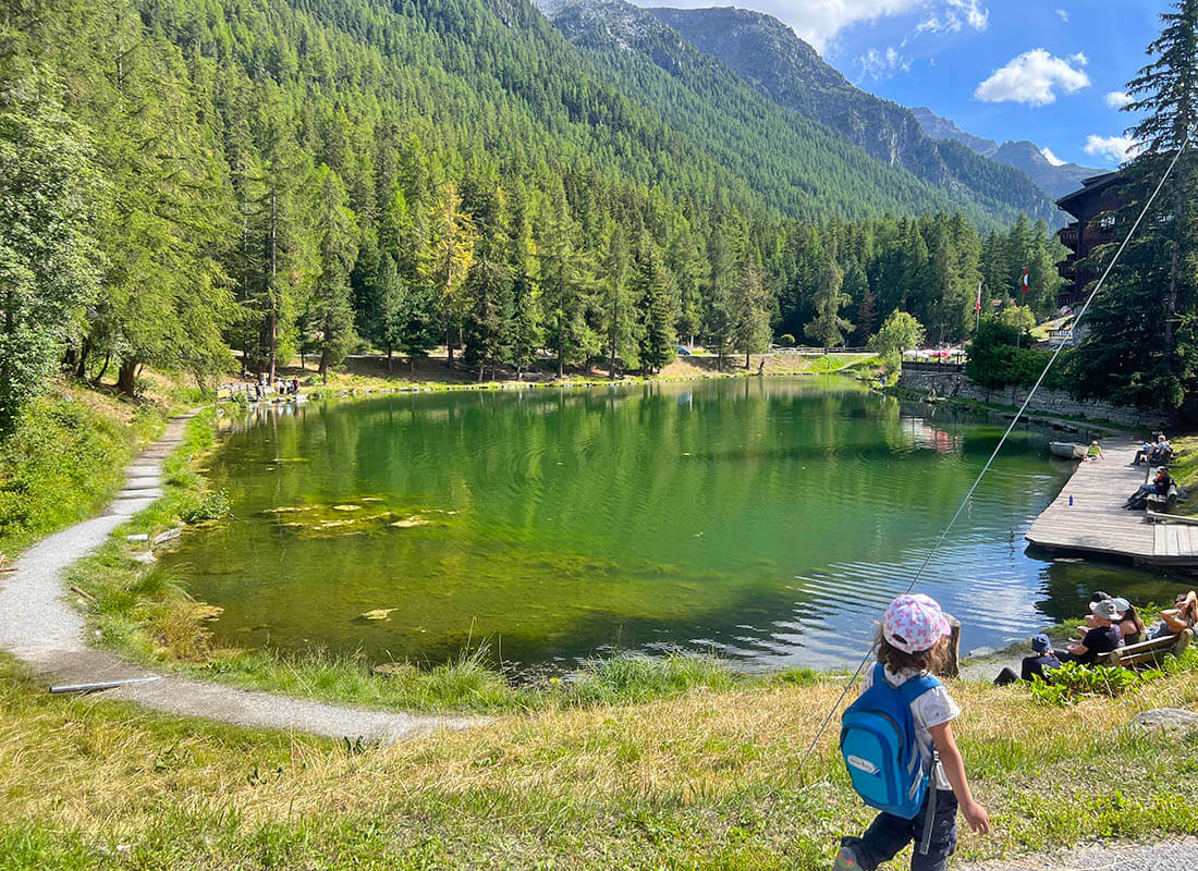 una niña haciendo senderismo en Grachen, Suiza