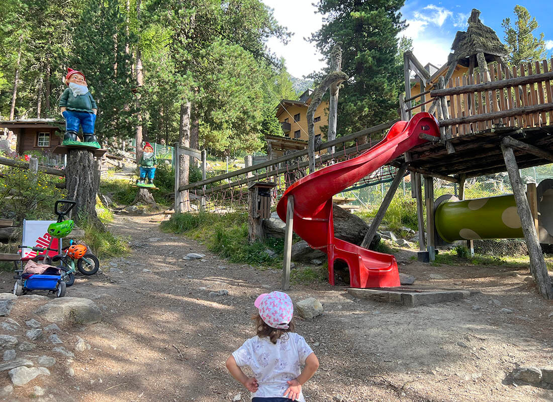 suiza con niños: visita parques como este de Grachen