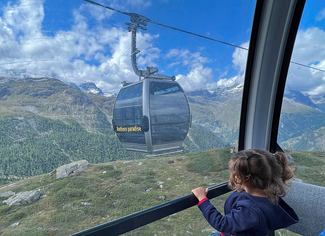 una niña en el teleférico que sube al Rothorn en Suiza
