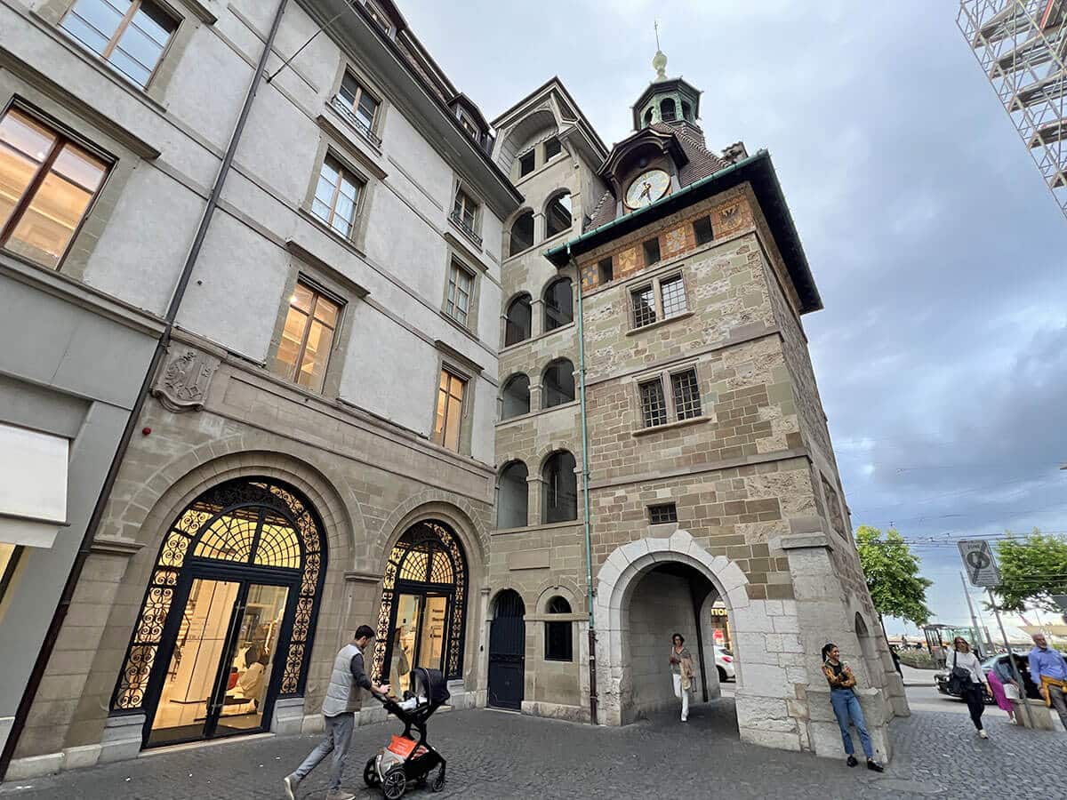Torre miedieval en el casco antiguo de Ginebra Suiza