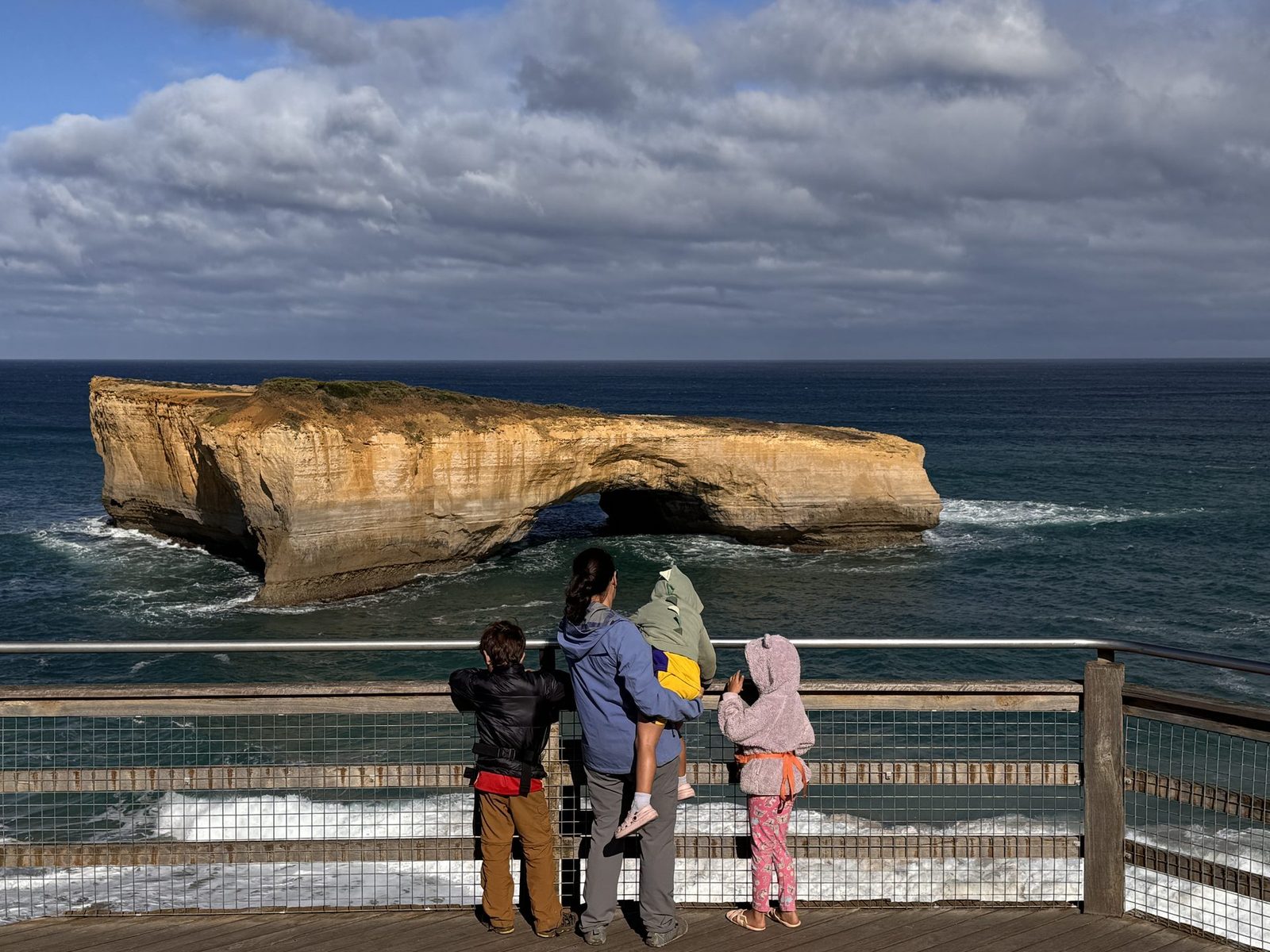 Australia con ninos great ocean road london bridge