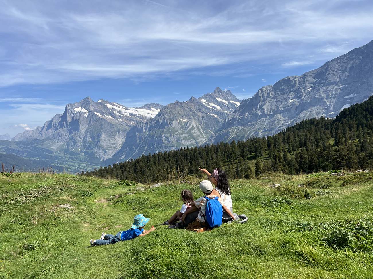 Familia ante los Alpes berneses en Grindelwald, Suiza
