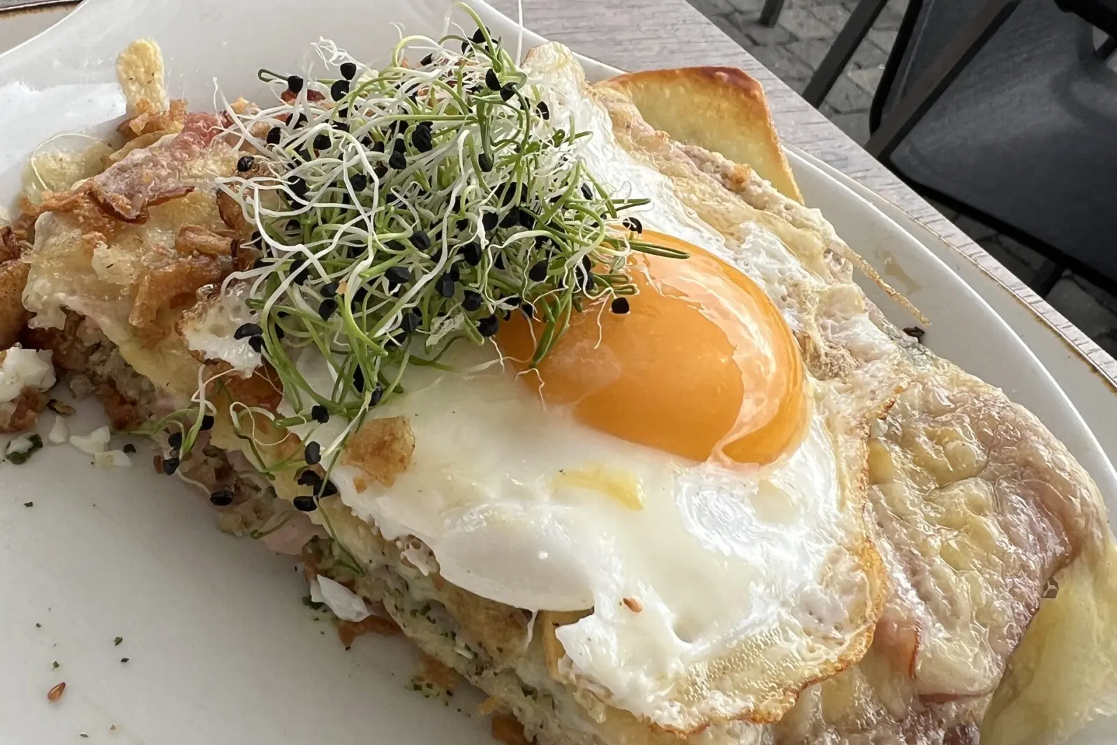 Rösti con huevo frito en un restaurante de montaña de First