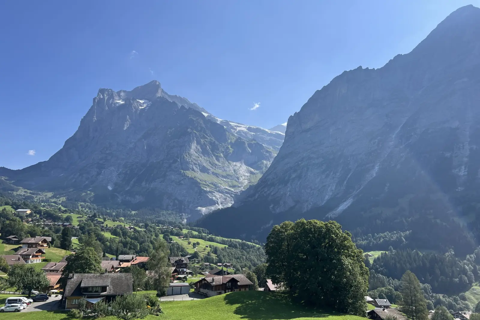 El pueblo de Grindelwald con las montañas detrás