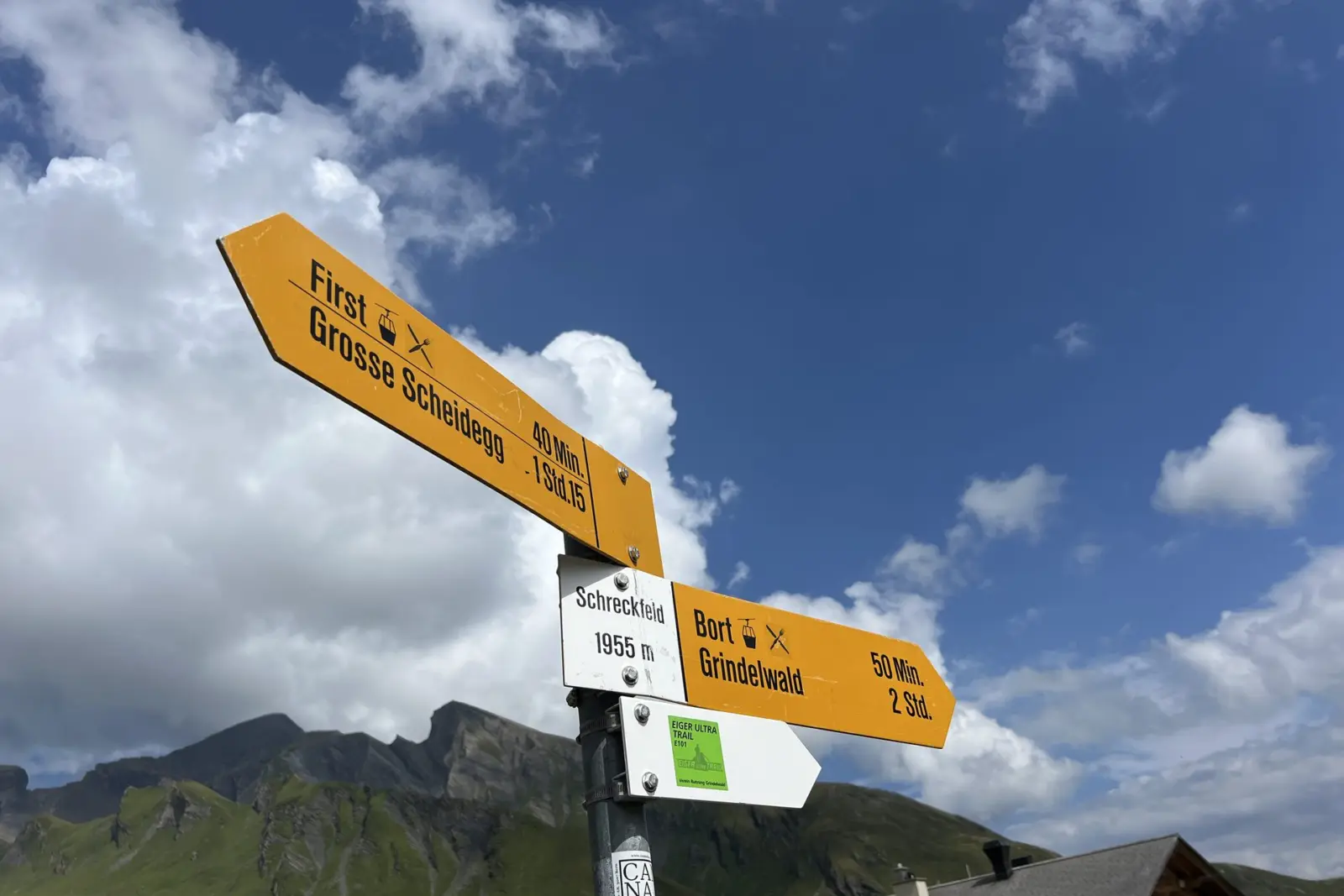 Señal de Schreckfeld con los tiempos a First, Grosse Scheidegg y Grindelwald