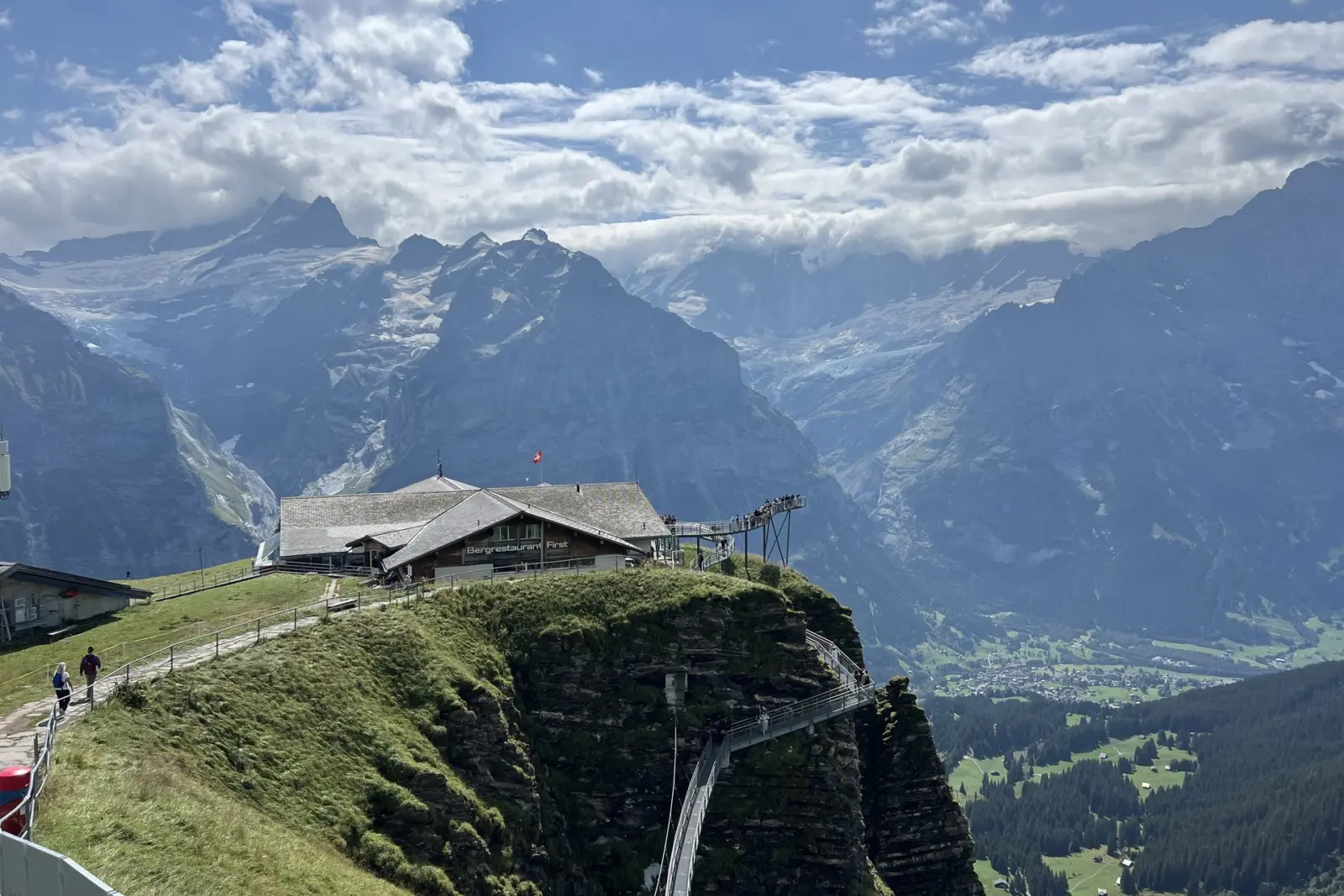 Estación de Grindelwald First y la pasarela del Cliff Walk colgada del acantilado