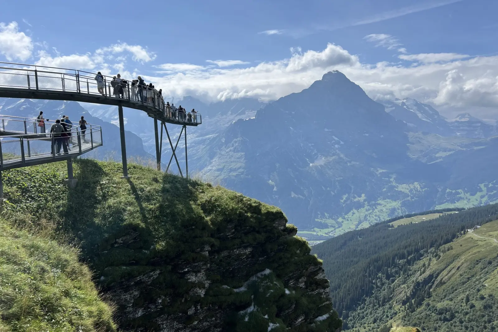 Plataforma del First Cliff Walk asomada al vacío sobre el valle de Grindelwald