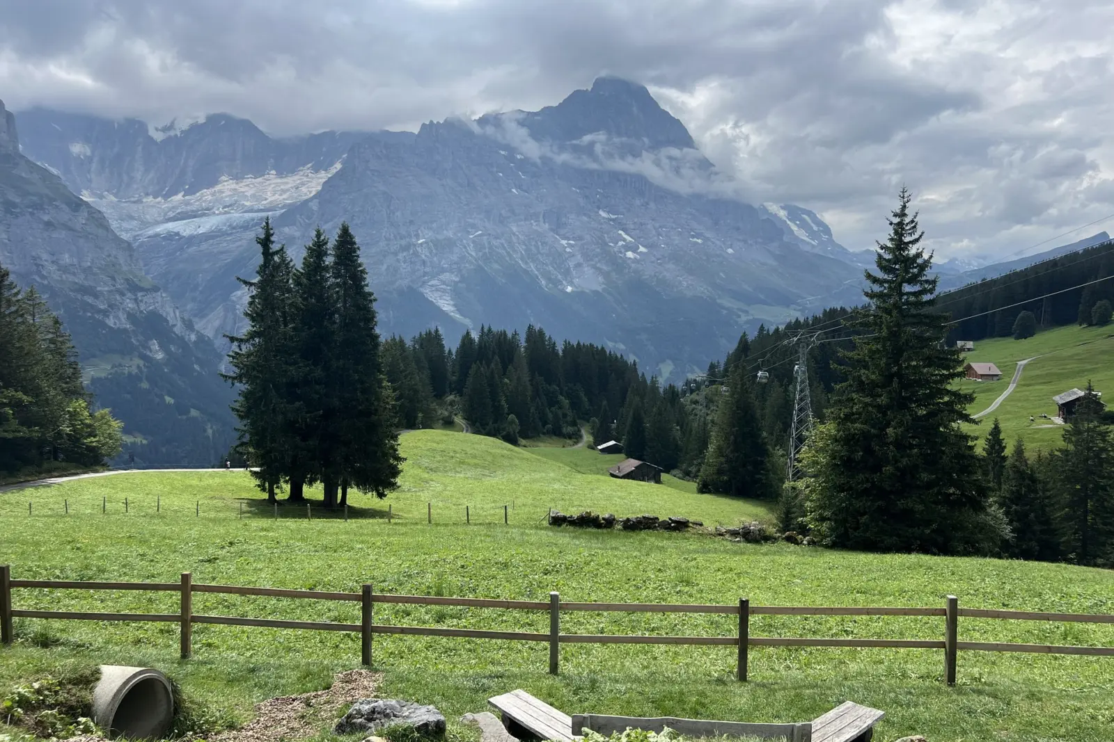 Prados de Grindelwald con las cumbres tapadas por las nubes
