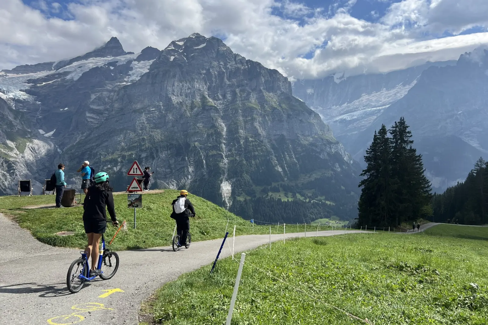 Bajada en Trottibike de Bort a Grindelwald, con las montañas detrás