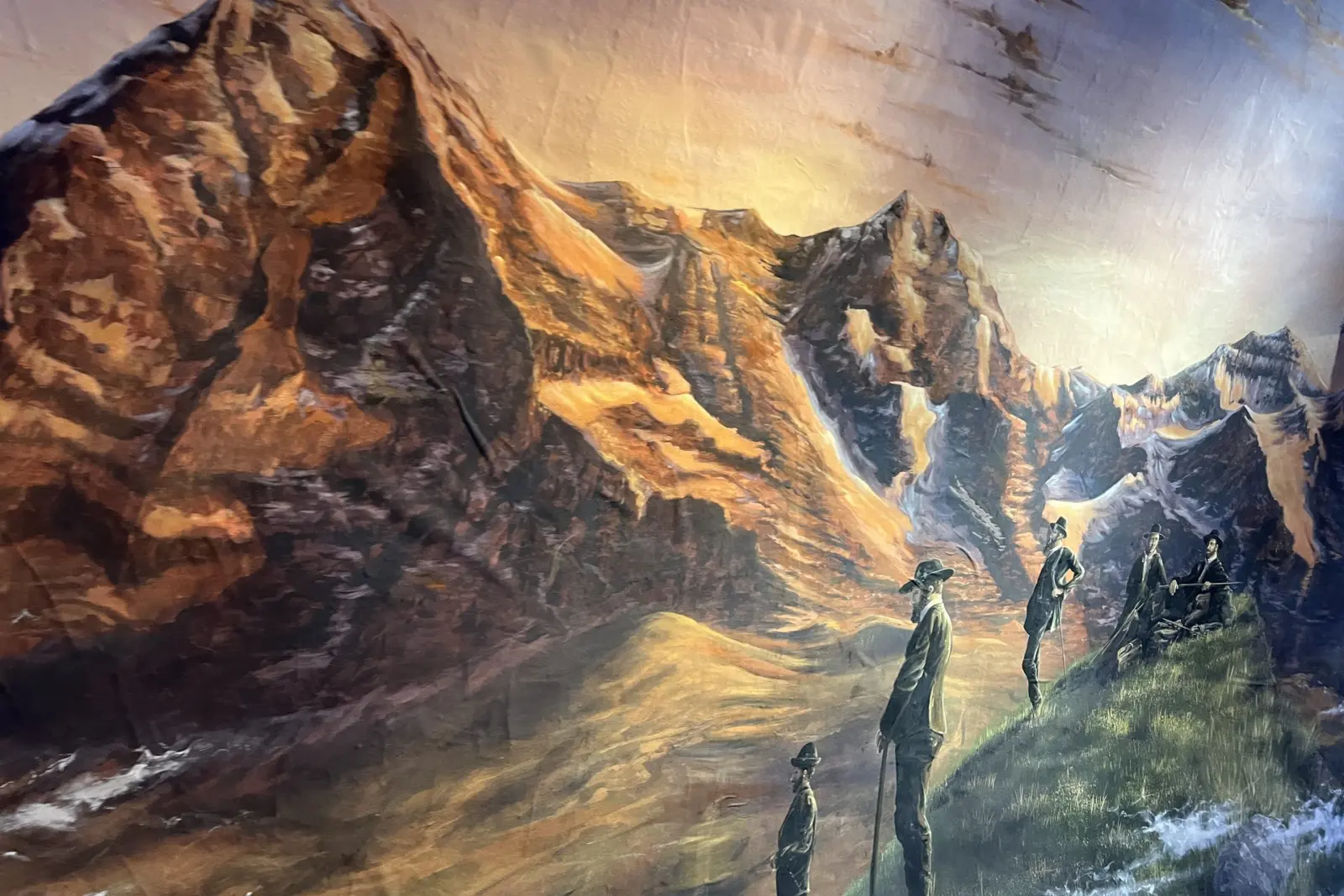 Mural de los primeros montañeros en la exposición Alpine Sensation