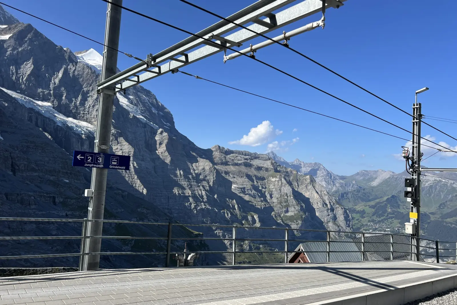 Andén de Eigergletscher, donde se cambia del Eiger Express al tren cremallera