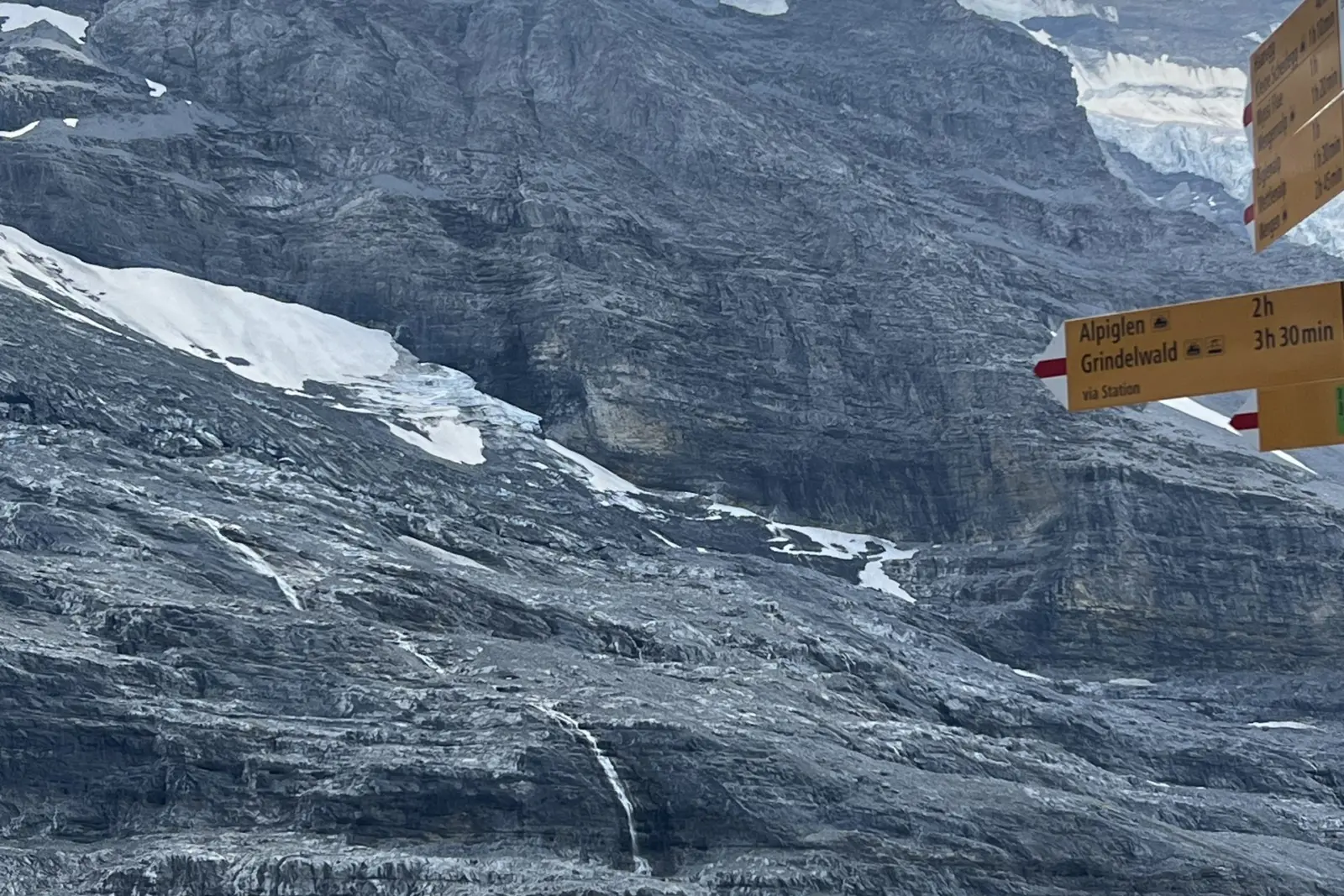 Carteles del Eiger Trail en Eigergletscher, bajo la pared del Eiger