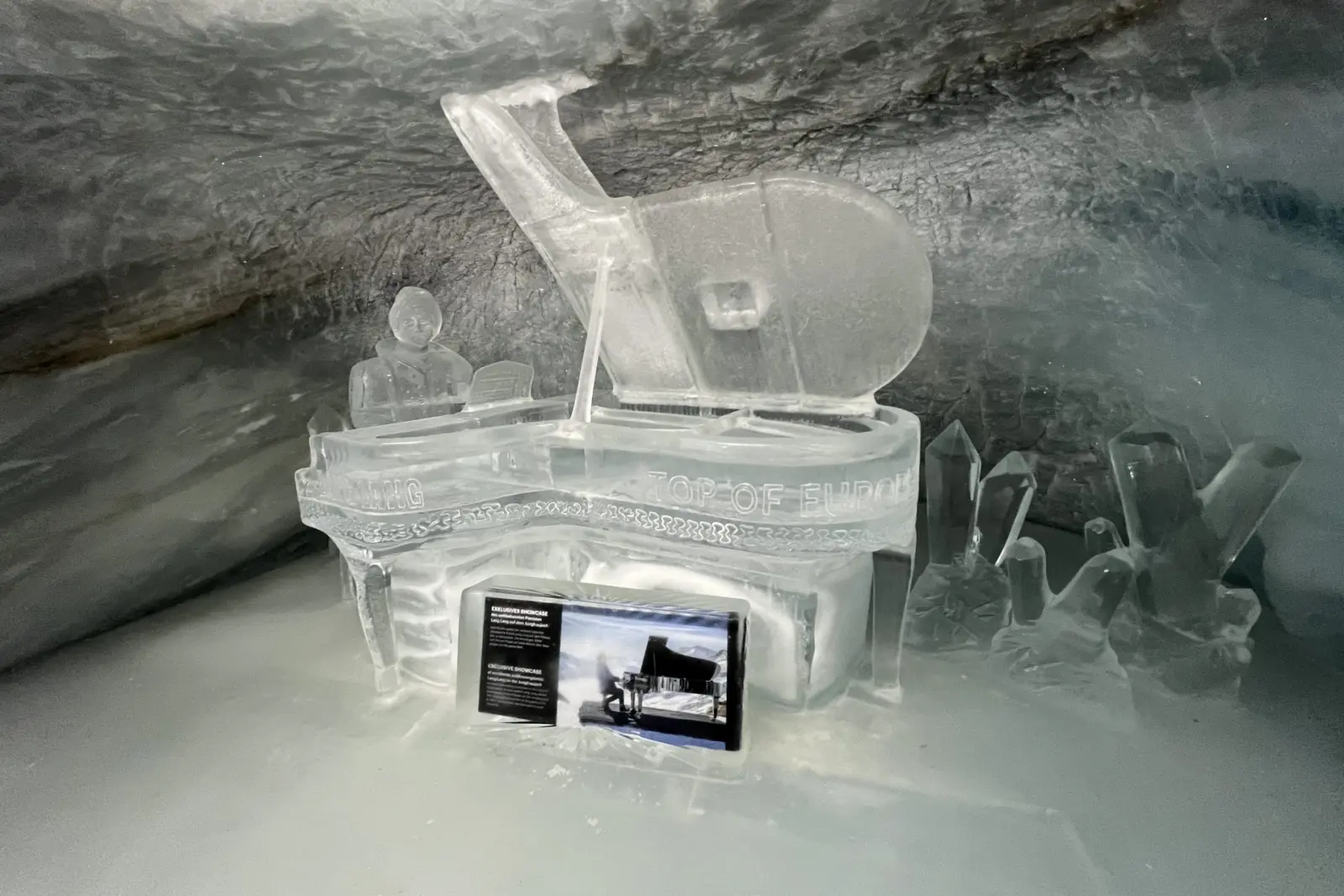 Piano de cola tallado en hielo en el Palacio de Hielo del Jungfraujoch