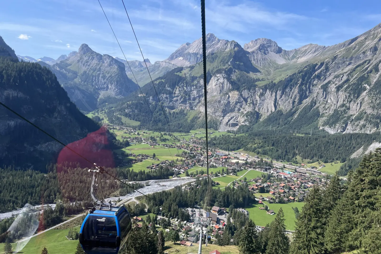 Telecabina de Kandersteg al Oeschinensee, con el pueblo y el valle debajo