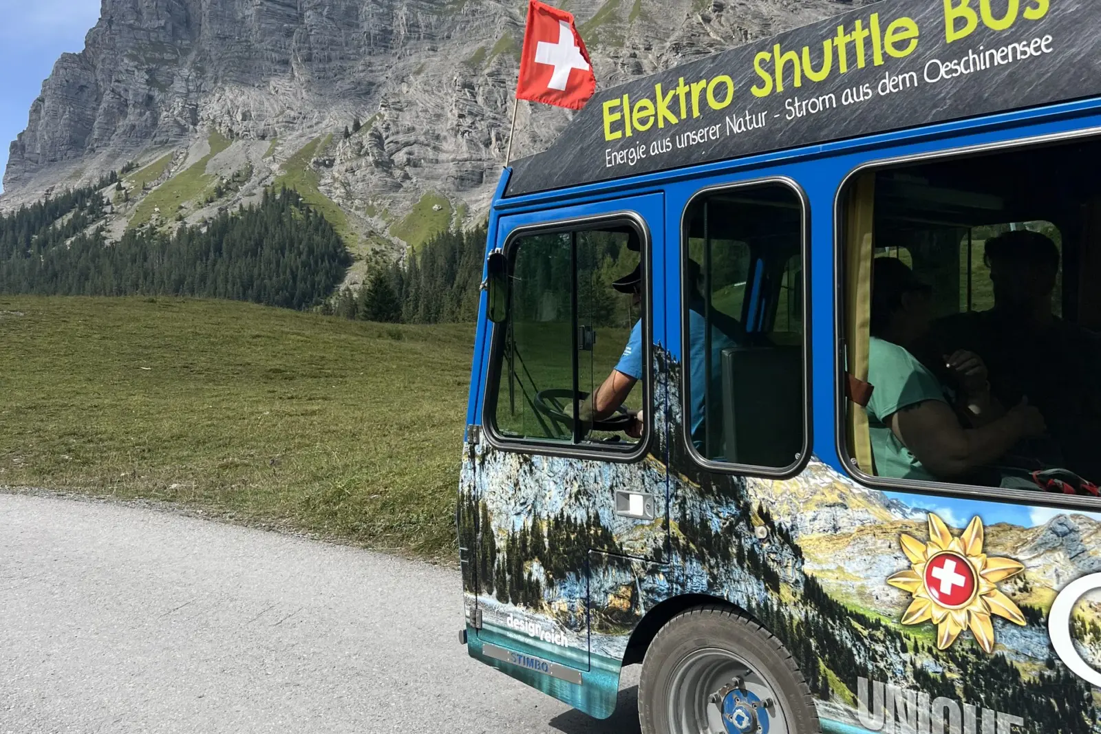 Minibús eléctrico que hace de taxi entre la telecabina y el lago Oeschinensee