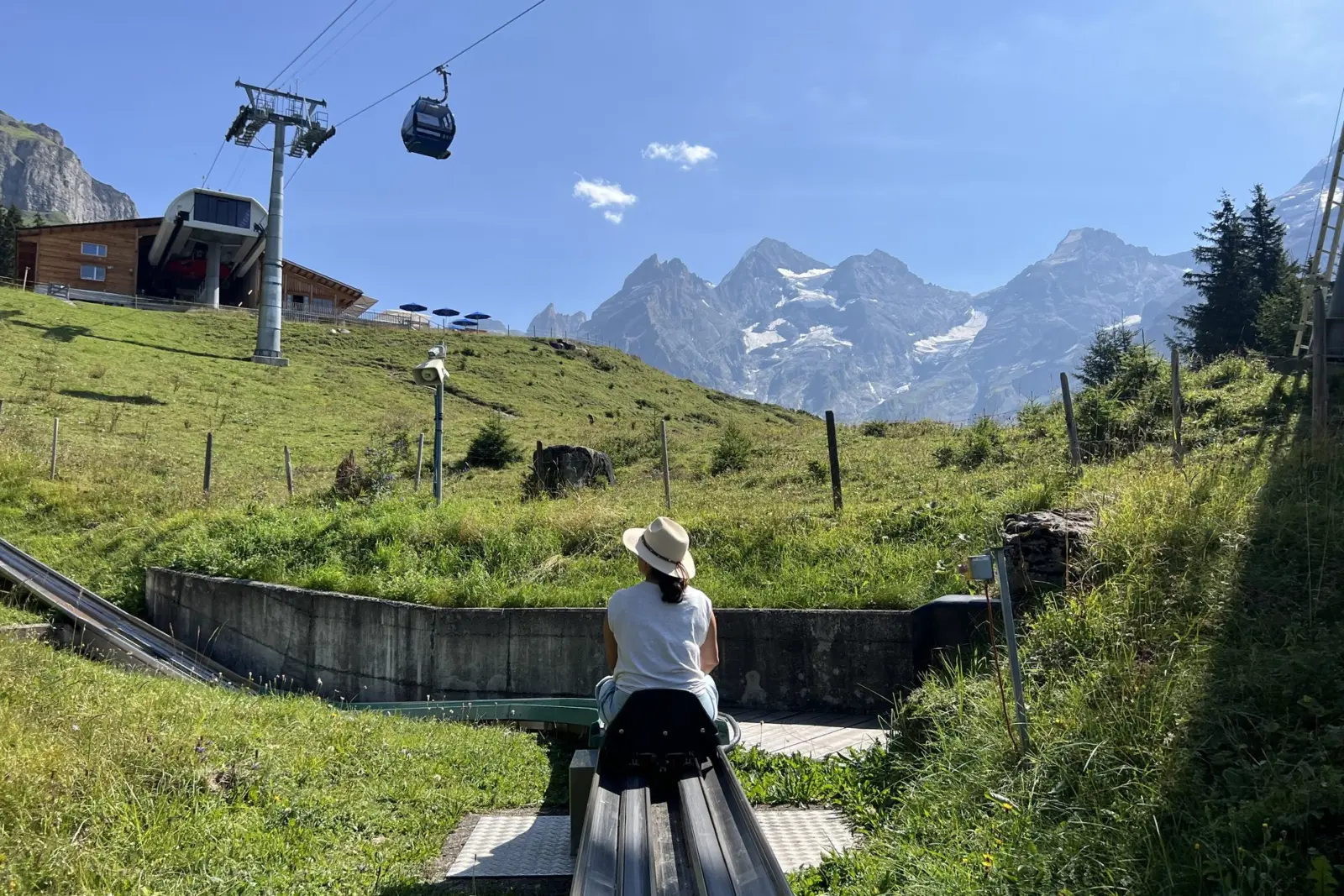 Tobogán de verano del Oeschinensee junto a la estación de montaña